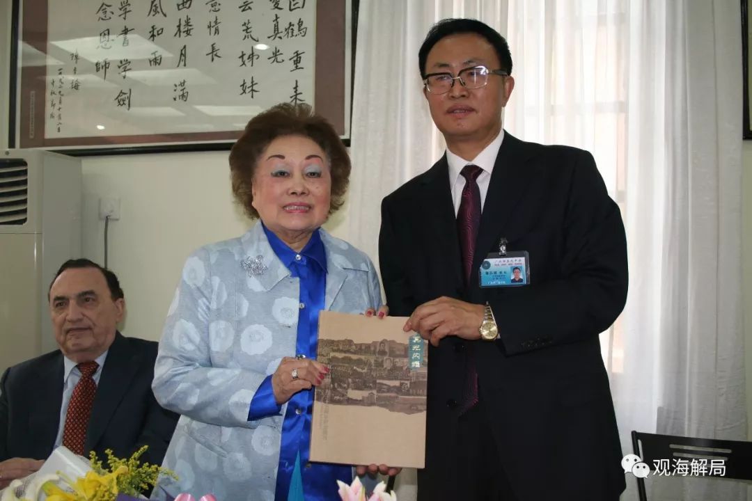 张广宁去向:宋庆龄写给宋美龄的最后一封信 由她转交(图) (陈香梅向母校赠送有关她个人生平的画传)