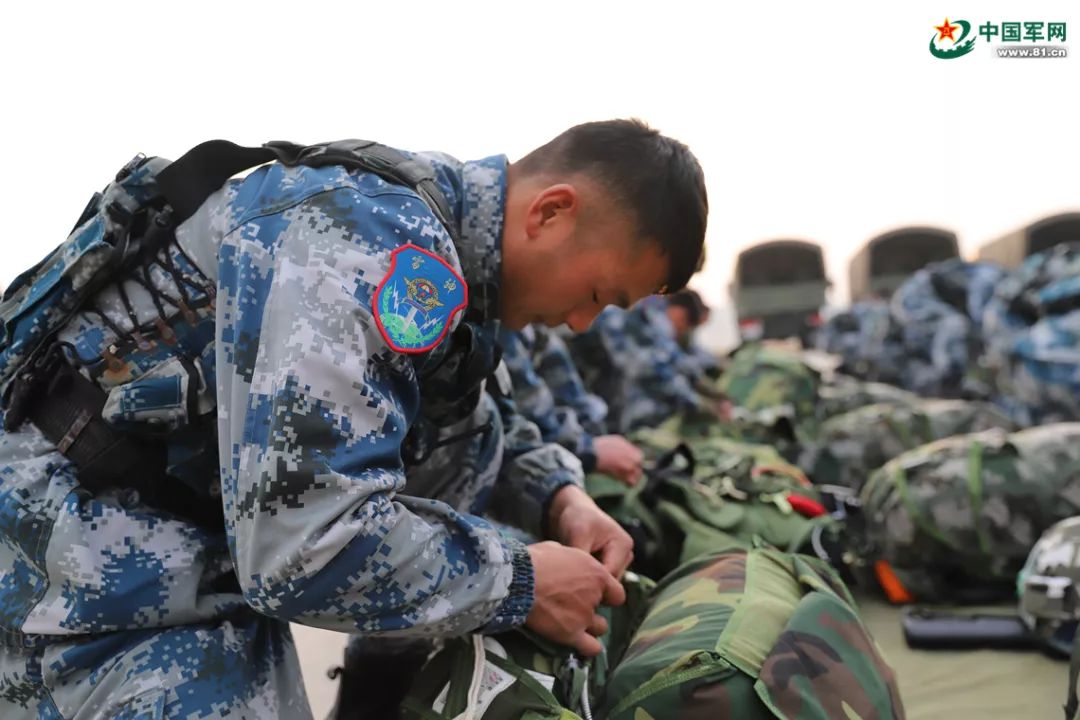 看"雷神"突击队的兵哥哥实力炫技!