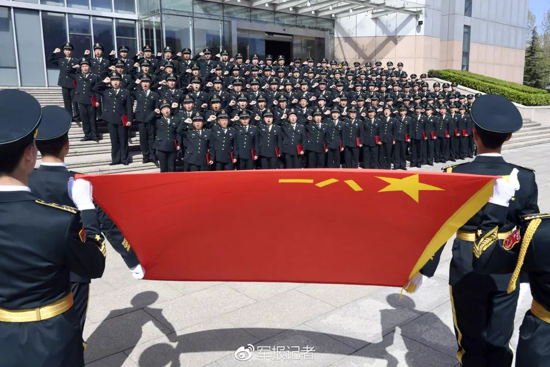 火箭军为百名"导弹兵王"隆重举行一级军士长授衔仪式|军士长|火箭|授