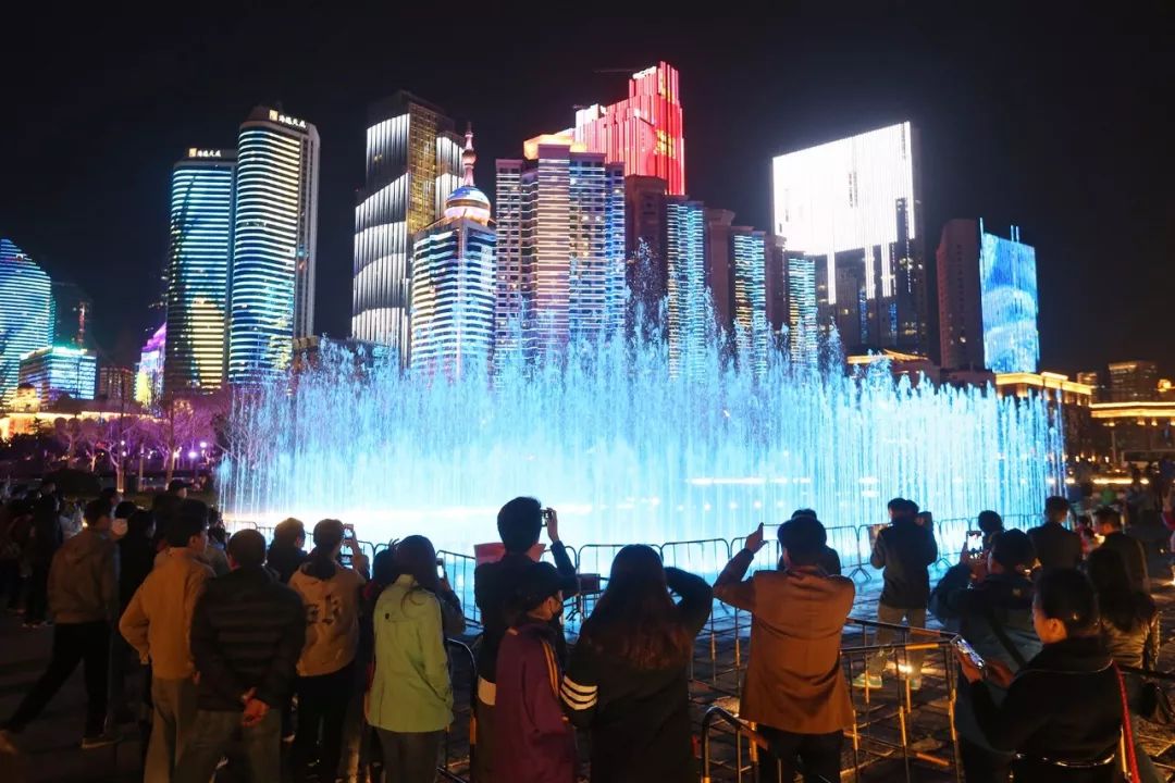 气温暴降11雨7级风全能型冷空气来了好在五四广场的夜喷泉抚慰了我