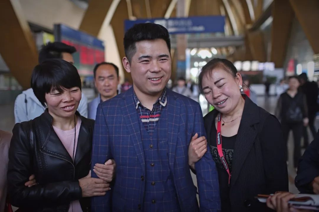 手,说要好好拉着,再也不让他"乱跑"了 都市时报全媒体记者 张玉杰来源