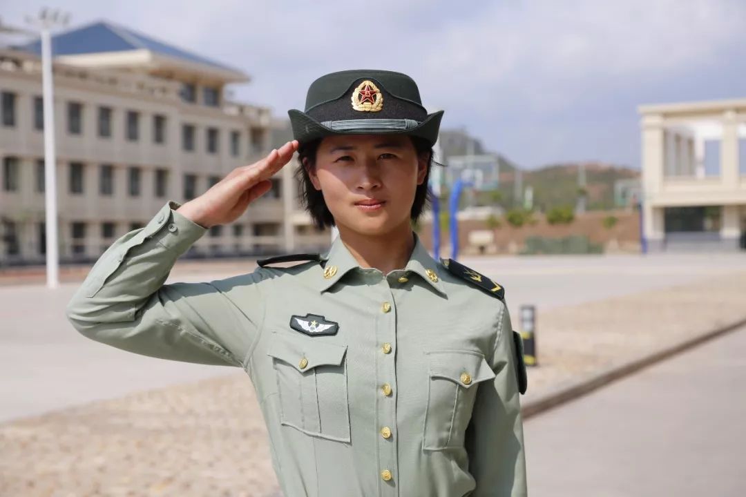 让我们见识下陆军第74集团军某特战旅预提指挥士官集训队的两名女士官