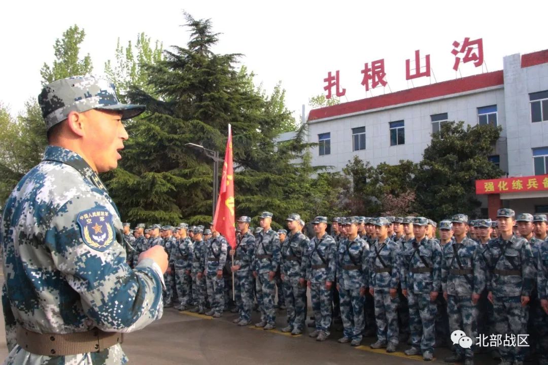 北部战区空军某部组织学兵拉练,话红色传承励强军斗志!