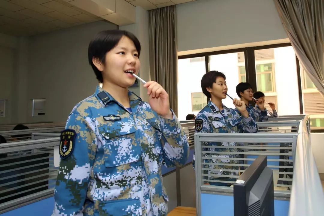 1分钟背8组64个打乱顺序的数字,话务女兵是怎样的存在?