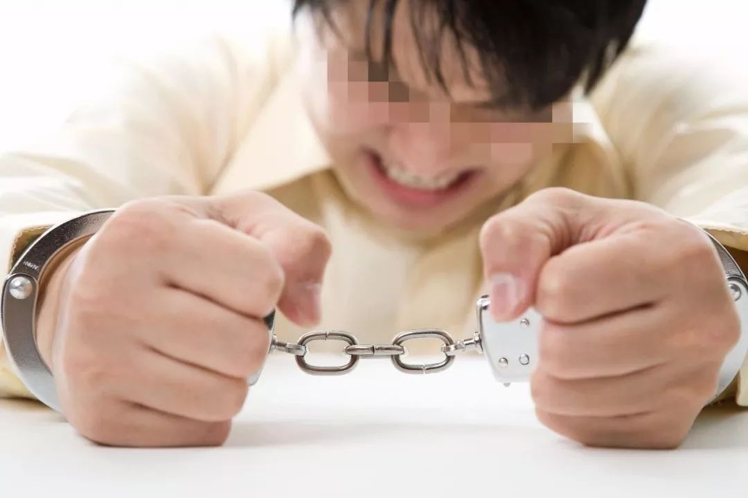 东莞婚礼上来了几个陌生男子坐在角落不吃不喝最后新娘嚎啕大哭