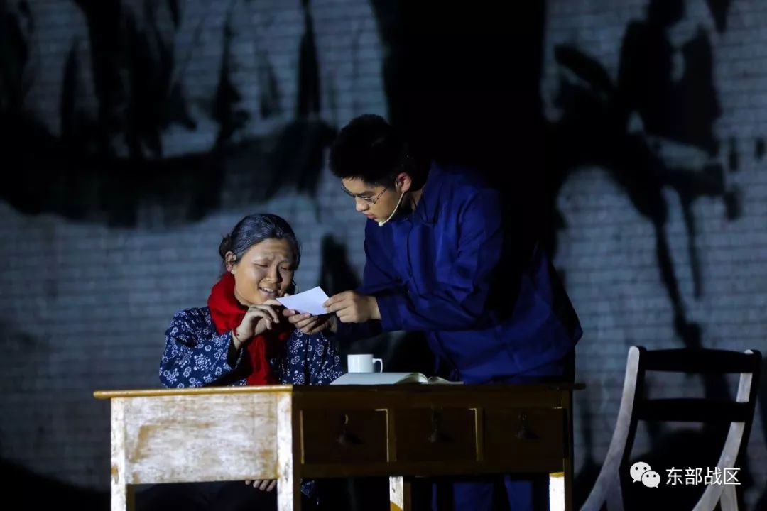 剧情简介:话剧《苍茫大地》以叶瑛1980年寻找53年前失散的丈夫许子鹤