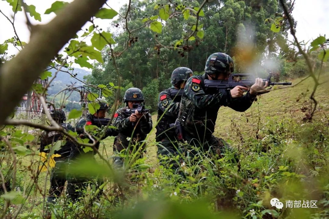 实拍广西武警"蓝军"特战分队训练