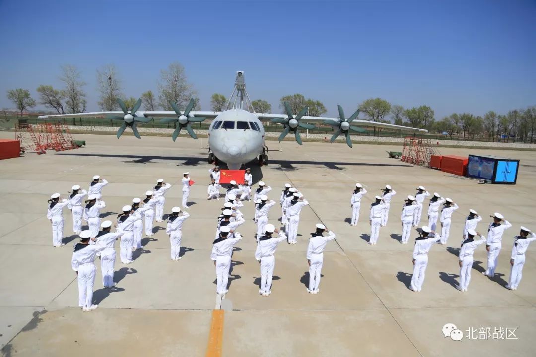 北部战区海军航空兵某团组织开展重温入伍誓词活动
