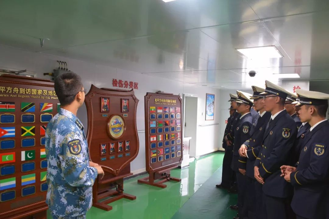 日前,东海舰队参谋部训练处结合年度主题教育,组织宁波大学毕业班国防