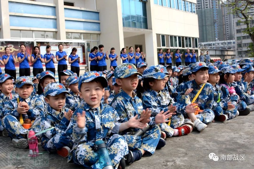 南部战区海军机关幼儿园第一分园的小海娃们,怀着激动和崇敬的心情