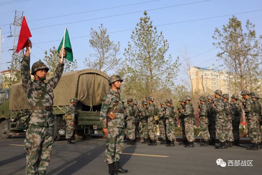 新疆军区某工兵团组织野外驻训誓师动员大会