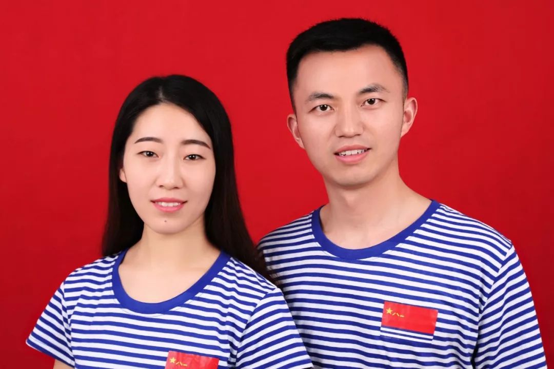 结婚证上,他们穿着印有海军旗的海魂衫,"海军范儿"十足.