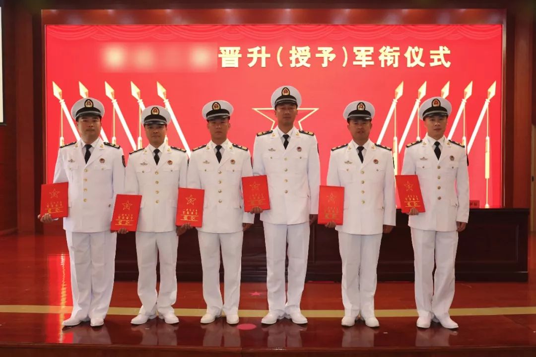 东海舰队举行高级士官晋升军衔仪式