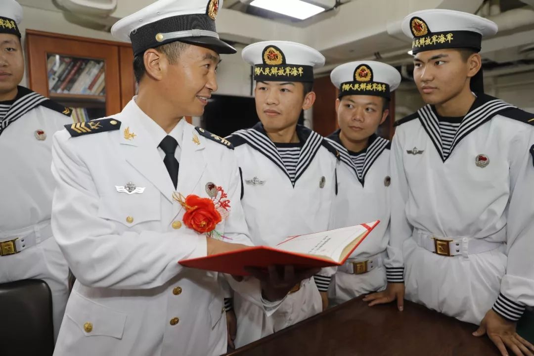 东海舰队举行高级士官晋升军衔仪式