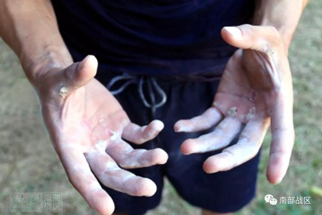 单杠220个比武现场士官队伍6破纪录