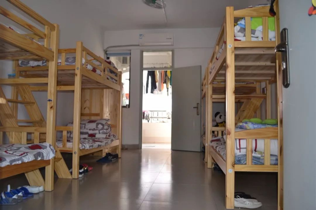 从小学,初中到高中,绝大多数学生都住宿.