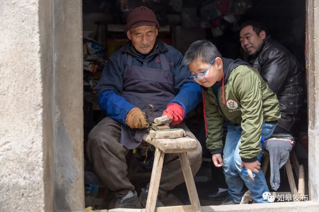 致敬!如皋磨刀老人62年坚守传统技艺,手工磨出20万把剪刀!!