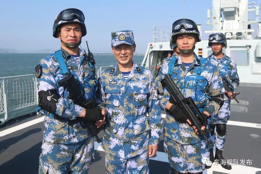 上舰艇进兵舱网络大咖和神秘嘉宾360感受东海水兵强军风采