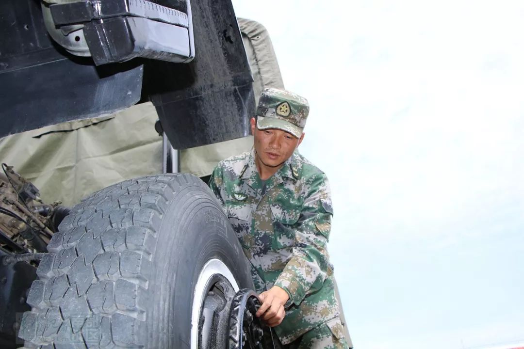 四级军士长唐明富边防行车15年50万公里零事故