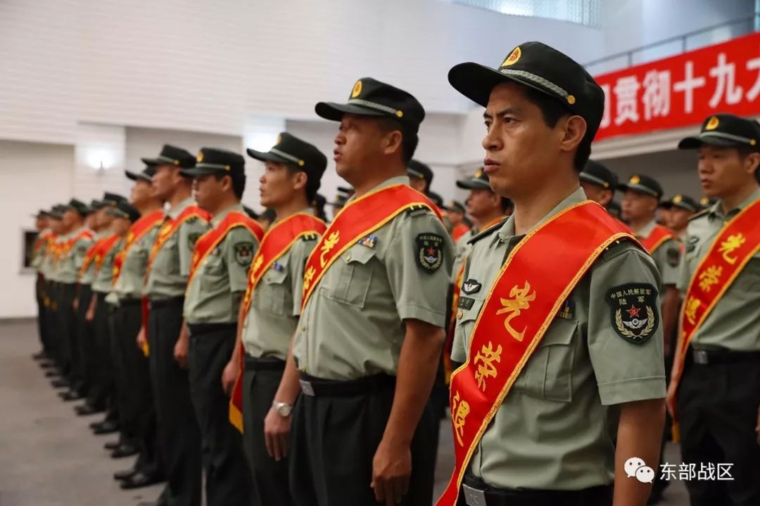 讲不出的再见 !即将离队转业干部告别挚爱军旗