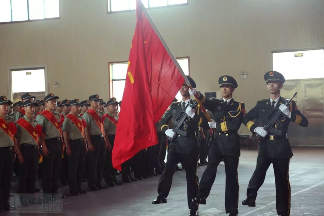 南部战区各军兵种为退役军官举行退役仪式