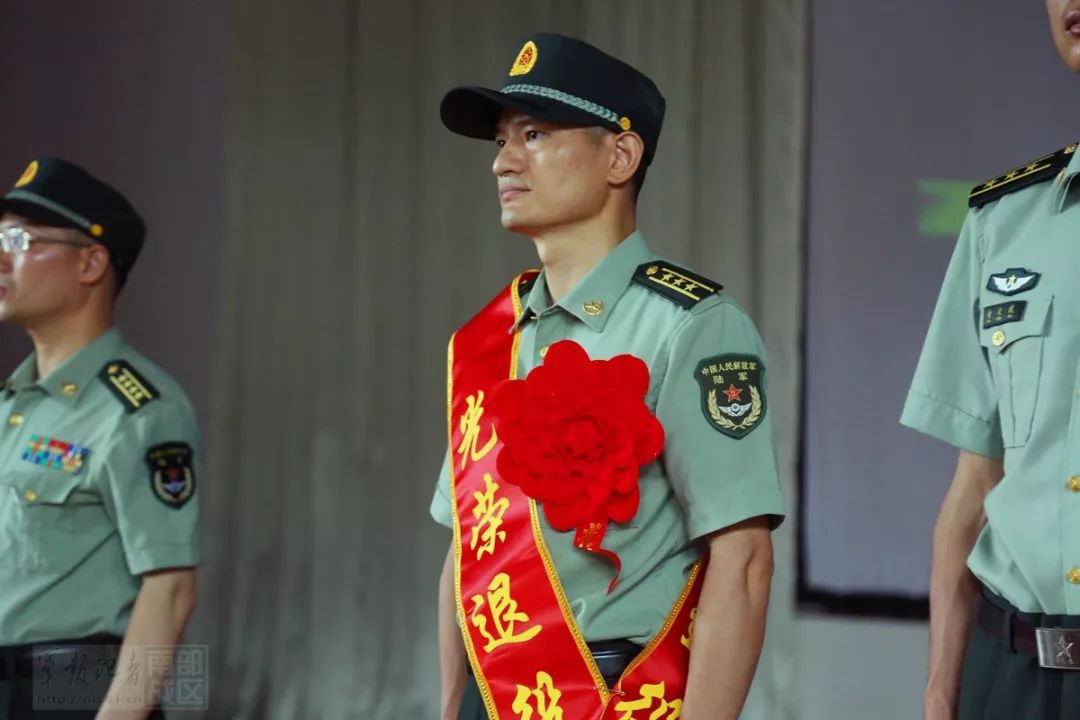 南部战区各军兵种为退役军官举行退役仪式