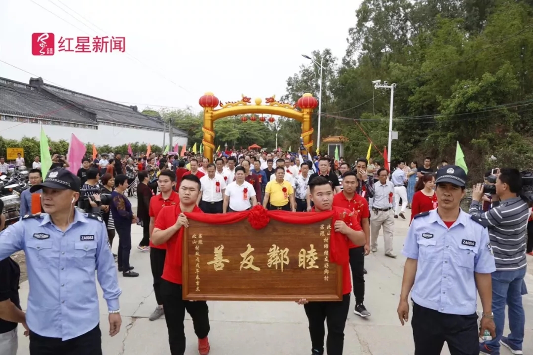 果陇村村民送来"睦邻友善"牌匾. 本文图片均来自"红星新闻"微信公众号