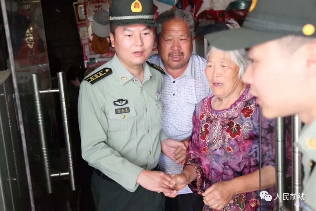 省周口市淮阳县曹河乡侯家铺村,看望牺牲战友陈平平的父母及其他亲属