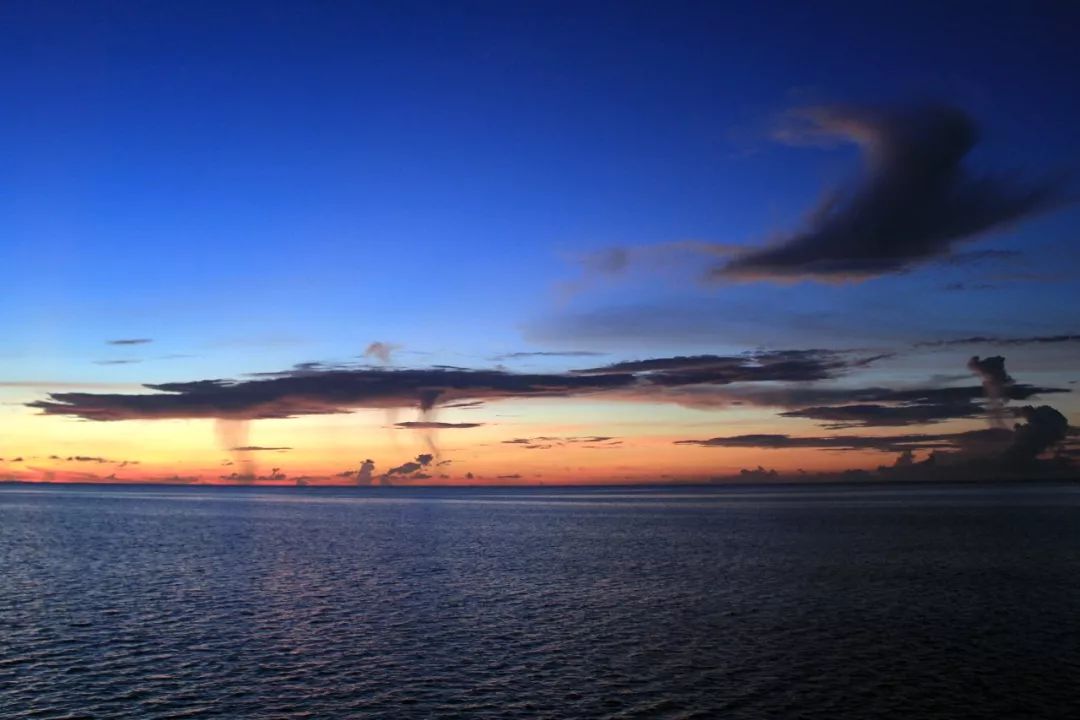 南至文莱,马来西亚,西濒越南,约占整个南海海区总面积的三分之一,是