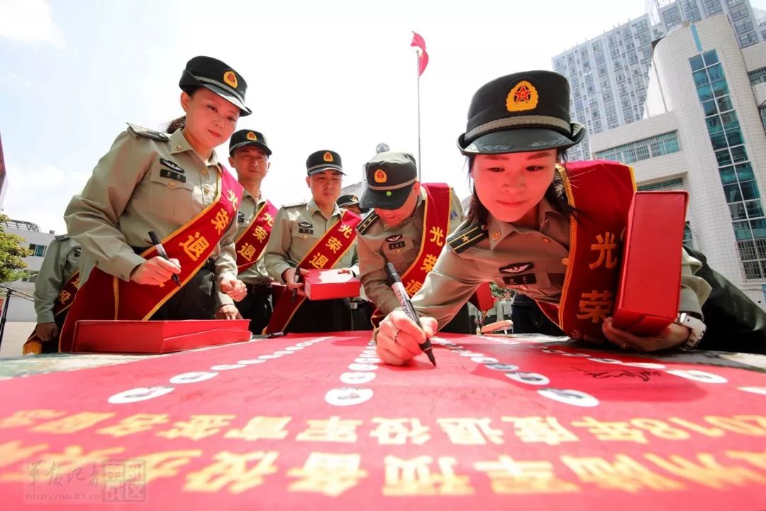 贵州某预备役师举办2018年军官退役仪式