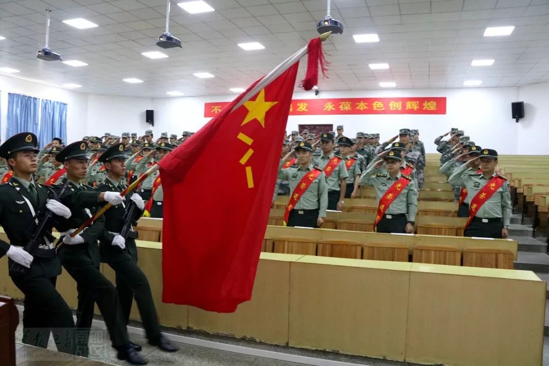 别了我的军旗陆军某特战旅为退役干部举行退役仪式