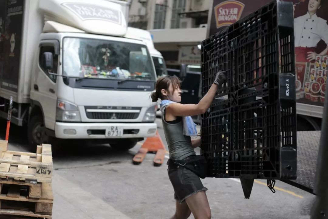 香港"最美搬运工"爆红!靠本事吃饭,才是真正的活得漂亮!