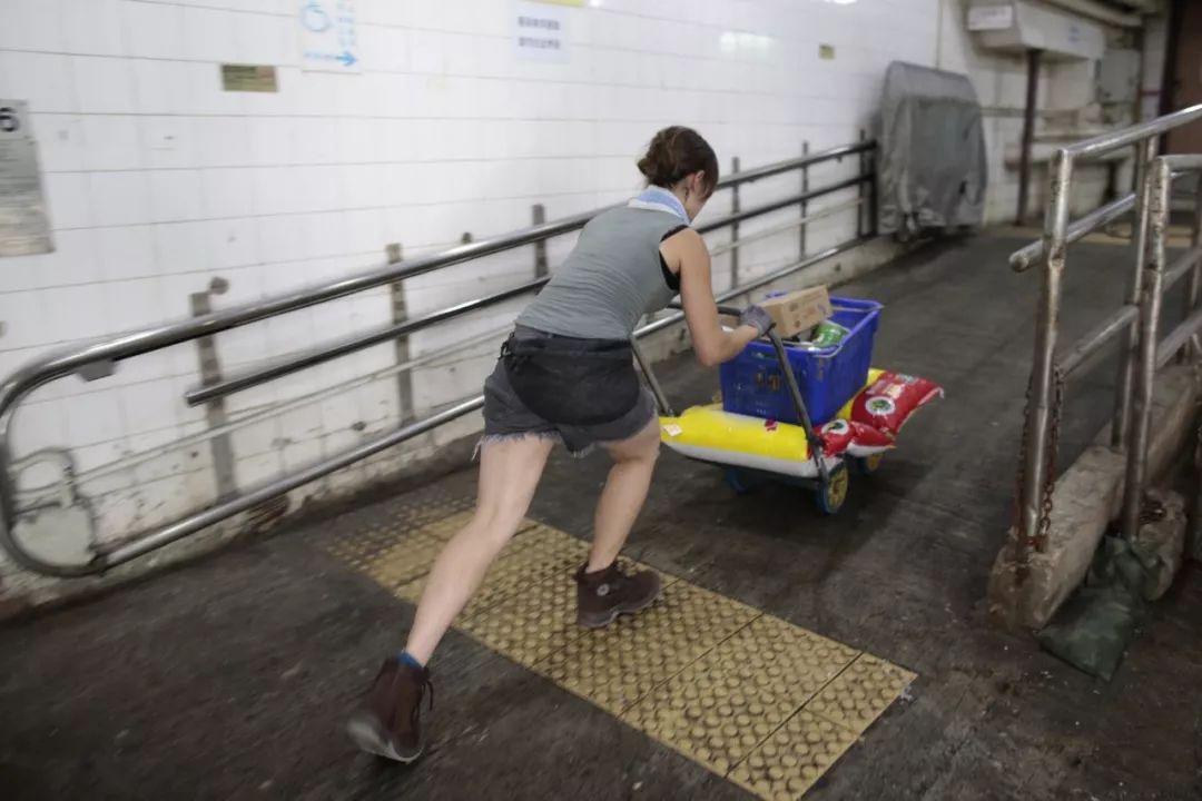 香港"最美搬运工"爆红!靠本事吃饭,才是真正的活得漂亮!