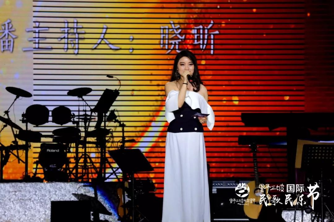 山西交通广播主持人晓昕山西民歌《大红公鸡毛腿腿》演唱:张红丽山东