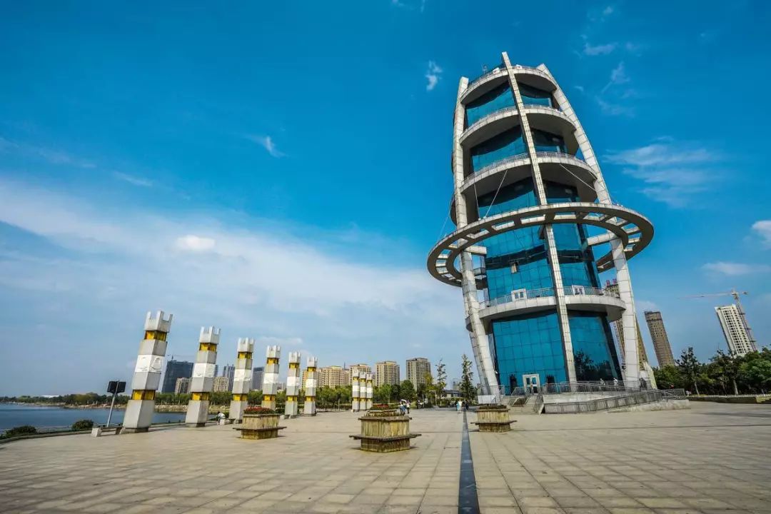 东海有西双湖风景区,水晶广场, 南湖码头,双湖夕照,水晶塔,十七孔桥.