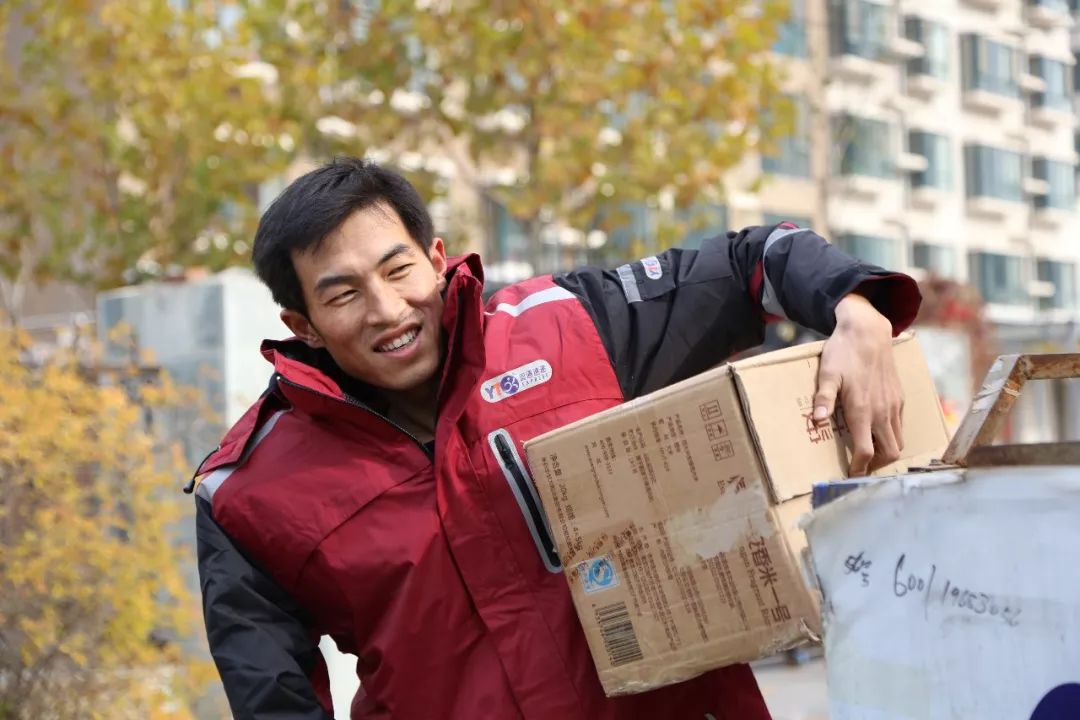 快递界"独臂侠":活出个人样儿,活出个"零差评"