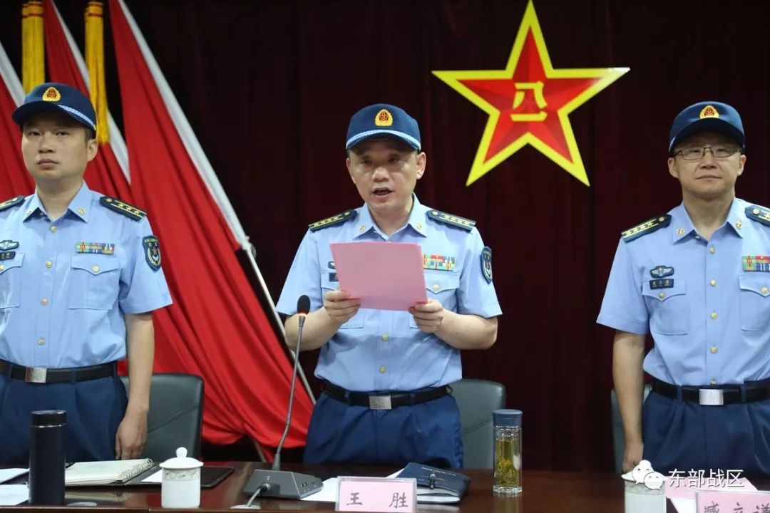 东方明珠塔下的转业告别东部战区空军某部举行军官退役仪式