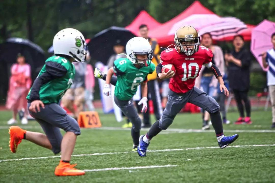 许多的家长已经有意识,让孩子成长过程中接受体育技能的训练,目的不