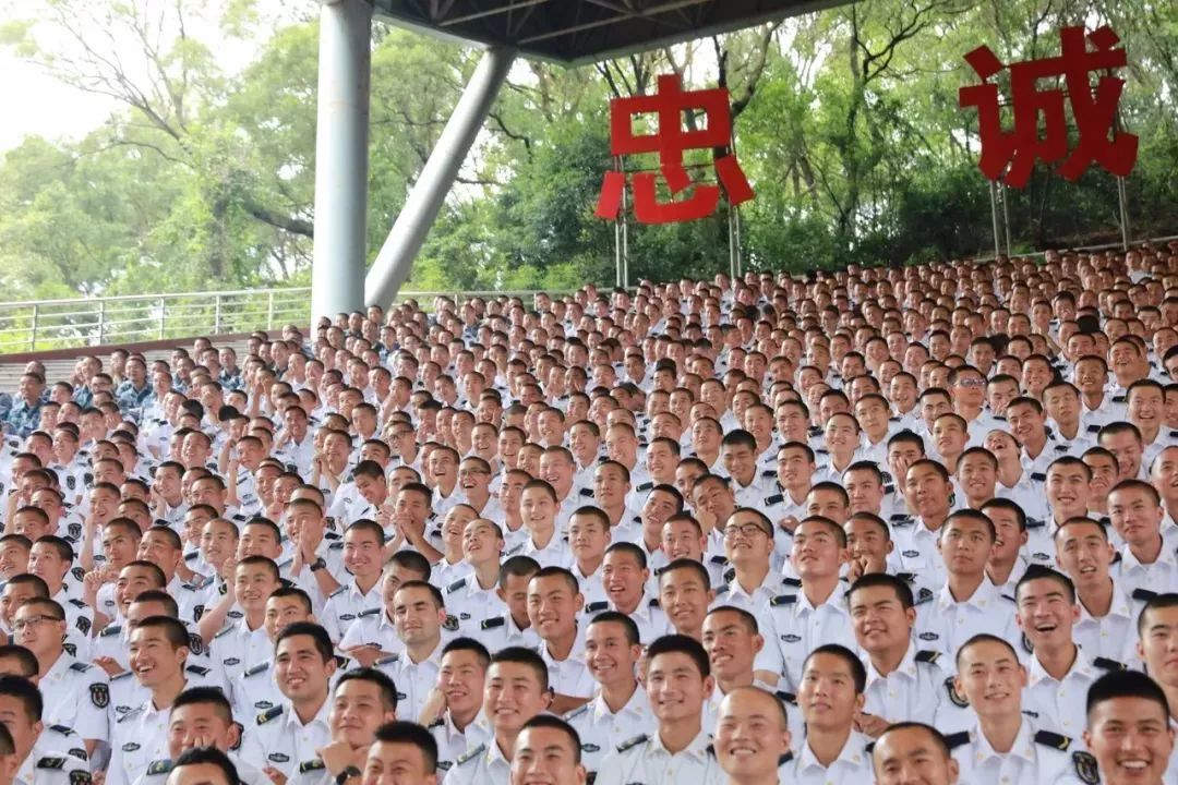 南海舰队文艺小分队和沙角水兵共同组成的▼▼▼史上最牛笑脸墙(点击