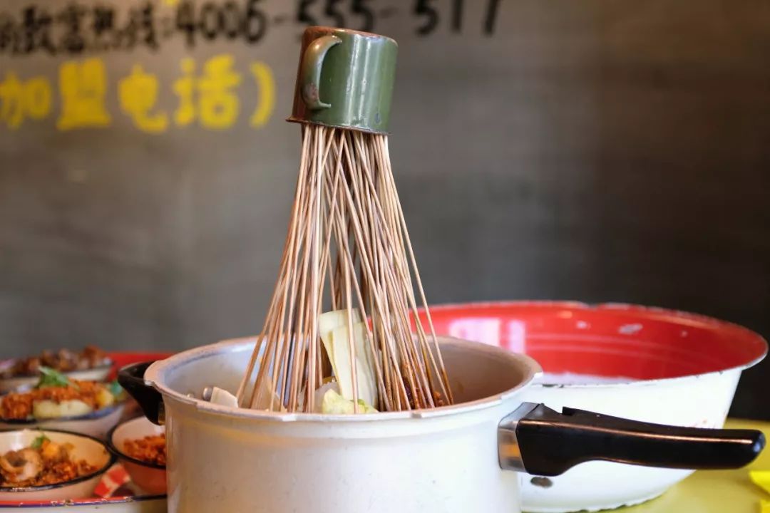 脸盆里拿出来,悉数塞进正在沸腾的高压锅,顺手用搪瓷小茶缸把竹签束起