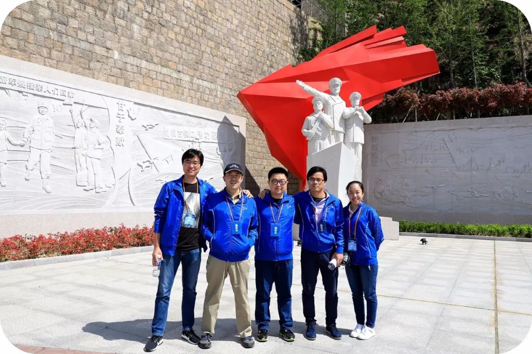 牵手网红海军小姐姐与红海行动男一号合影网友说这样的活动请多来几次