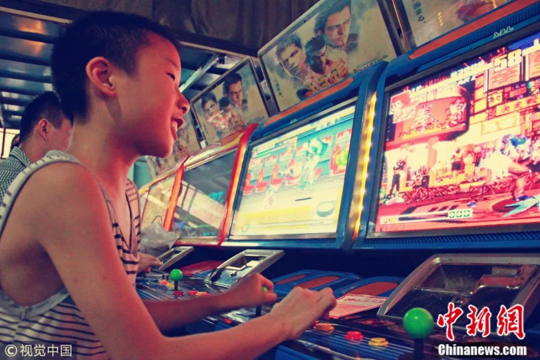 "游戏厅里和小伙伴们激战90后:套圈,丢沙包80后:二,童年时代怎么玩耍?