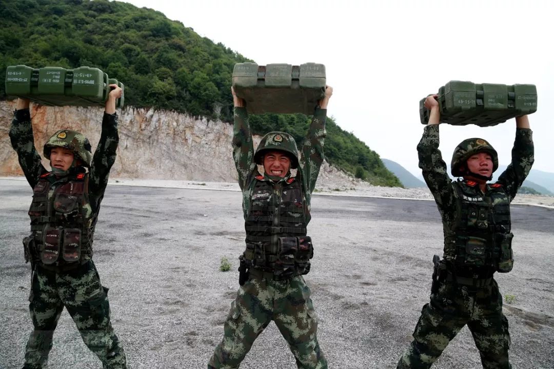 战队员拉到驻地陌生复杂地域开展野外驻训,以实战实练的方式锤炼部队