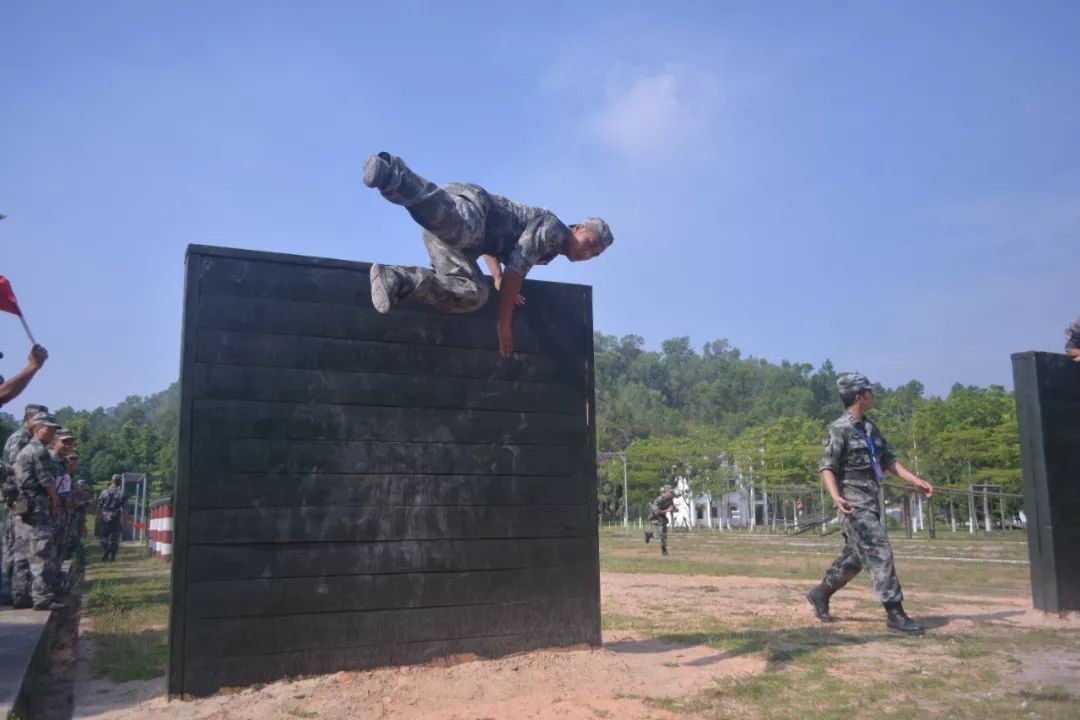 负重组合练习,单杠二练习,30x2蛇形跑,轻武器射击,手榴弹投掷等13个