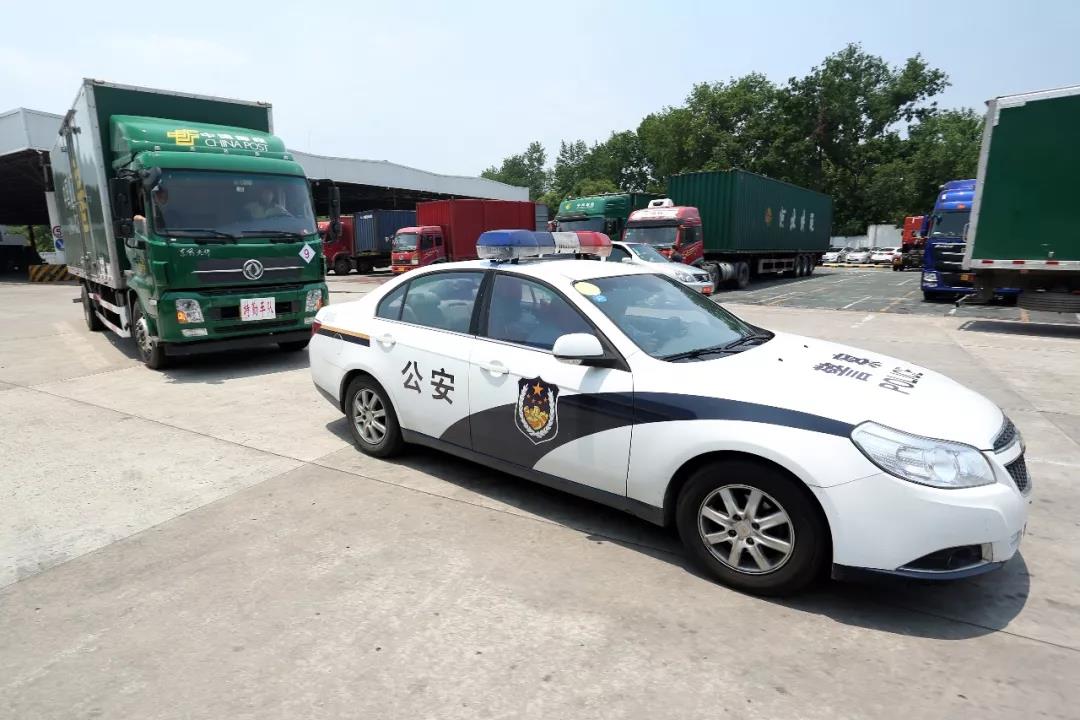 揭秘高考试卷押运民警与试卷同住保密室吃喝拉撒睡全在里面解决