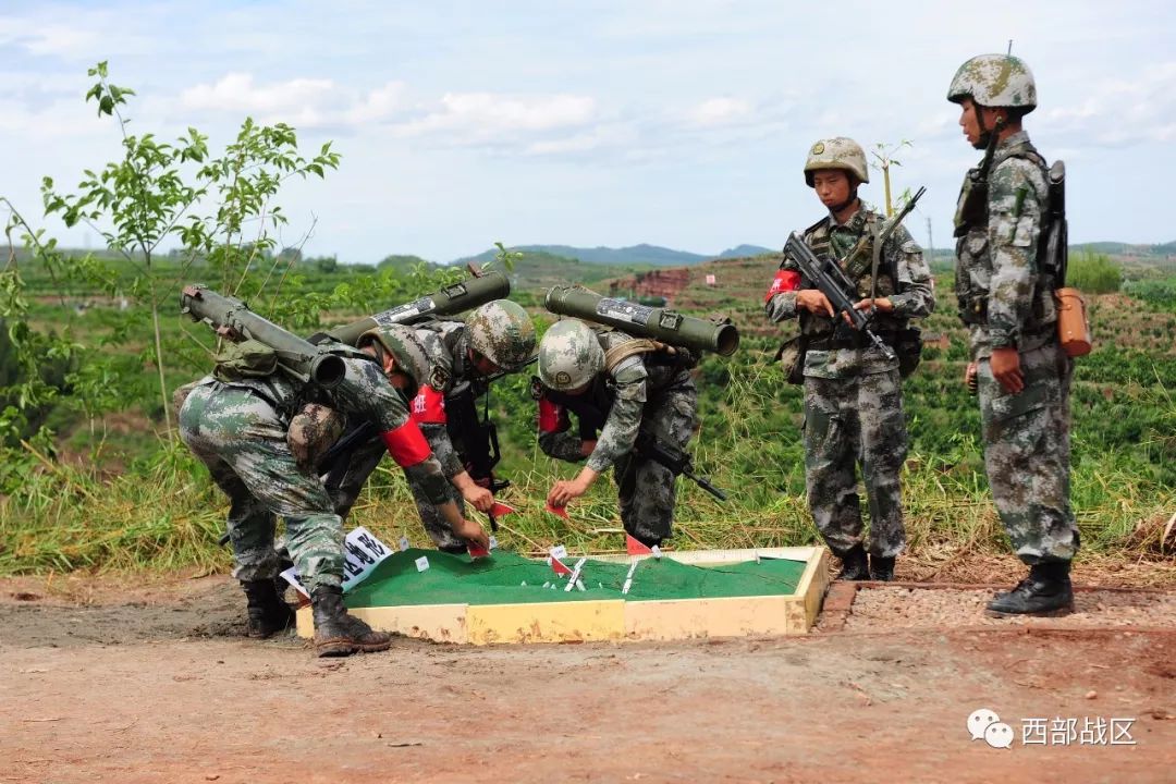 红蓝对抗第77集团军某旅一场合成营山地进攻演练激战正酣