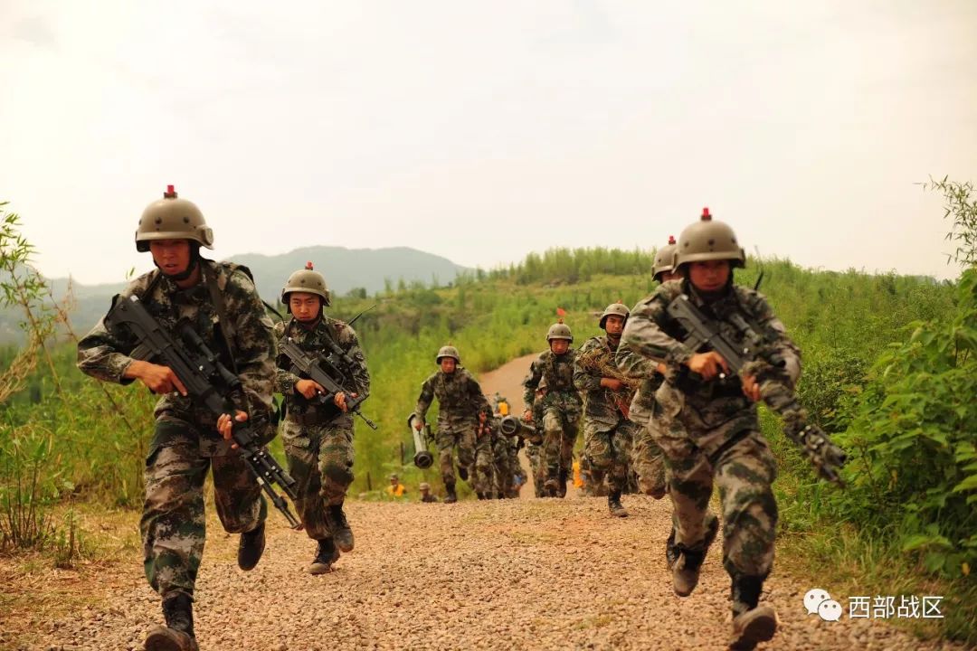 红蓝对抗第77集团军某旅一场合成营山地进攻演练激战正酣