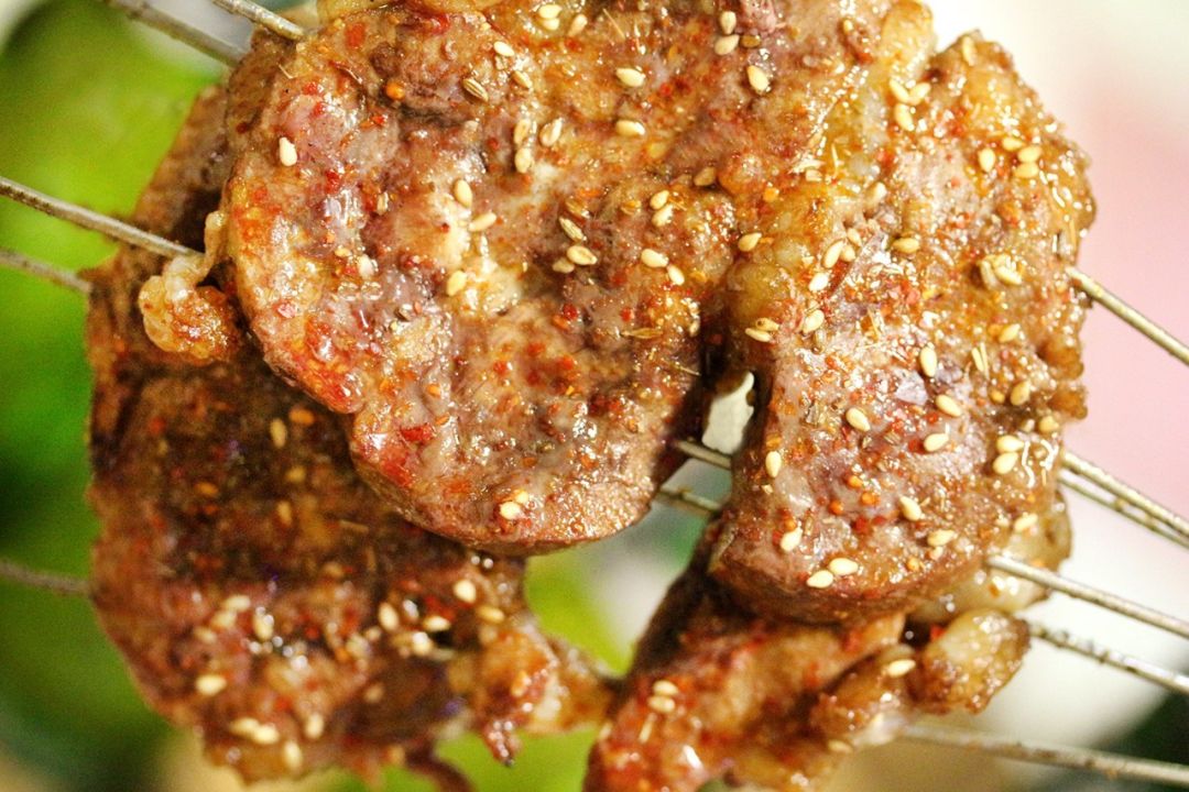 烤原油羊腰子 羊腰子个头比牛腰子小一号 吃起来,更细嫩 也更肥