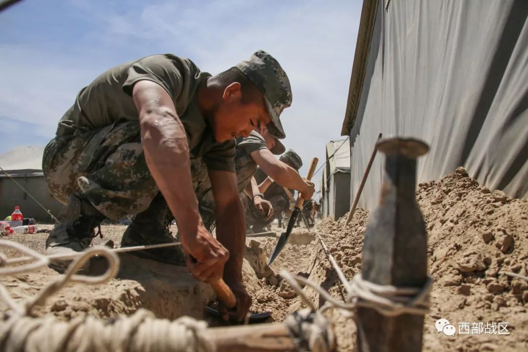 驻训地土干风大,尘土漫天飞.