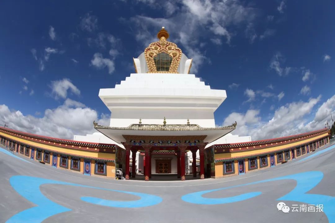 作为香格里拉标志性建筑和景观,位于游客进入香格里拉市区的主要入口